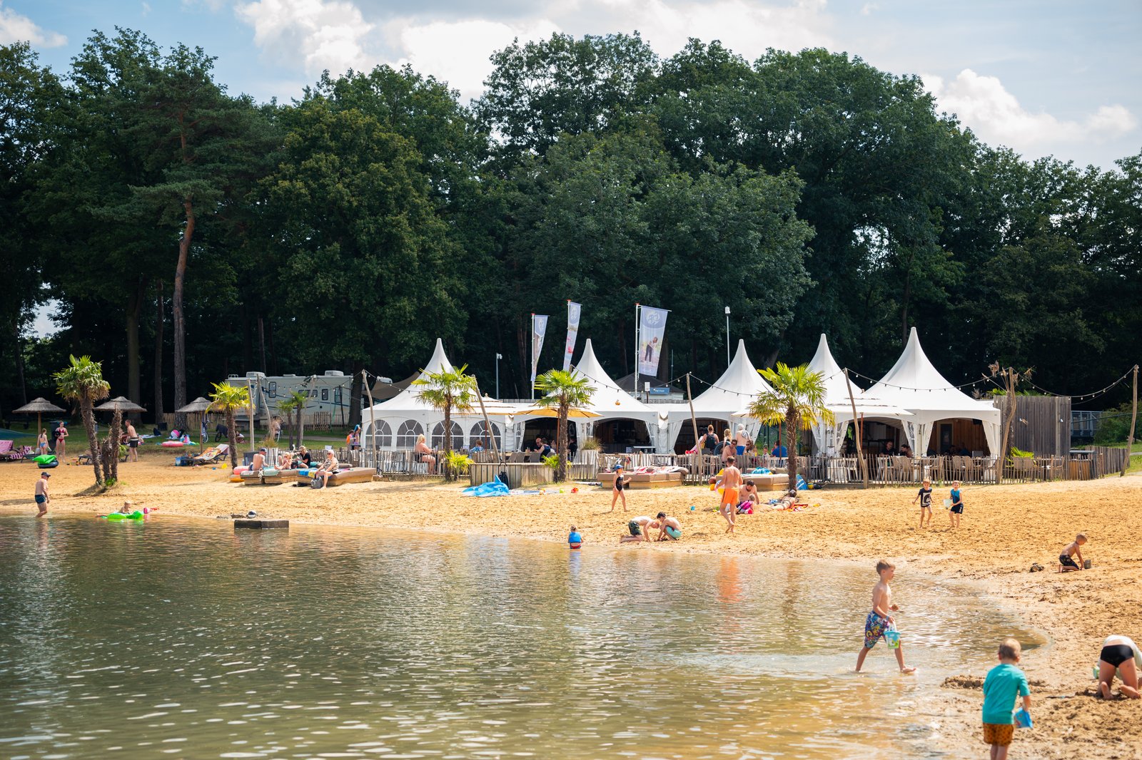 Kinder planschen im Badesee eines Campingplatzes