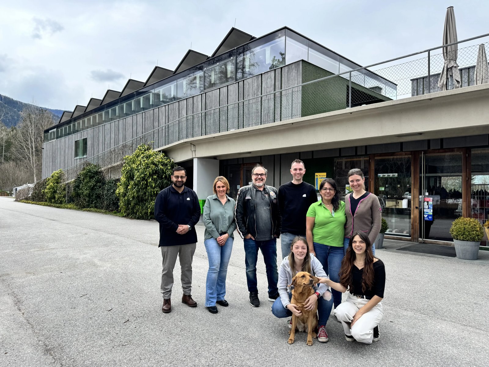 Teamfoto Ferienparadies Natterer See vor dem Rezeptionsgebäude